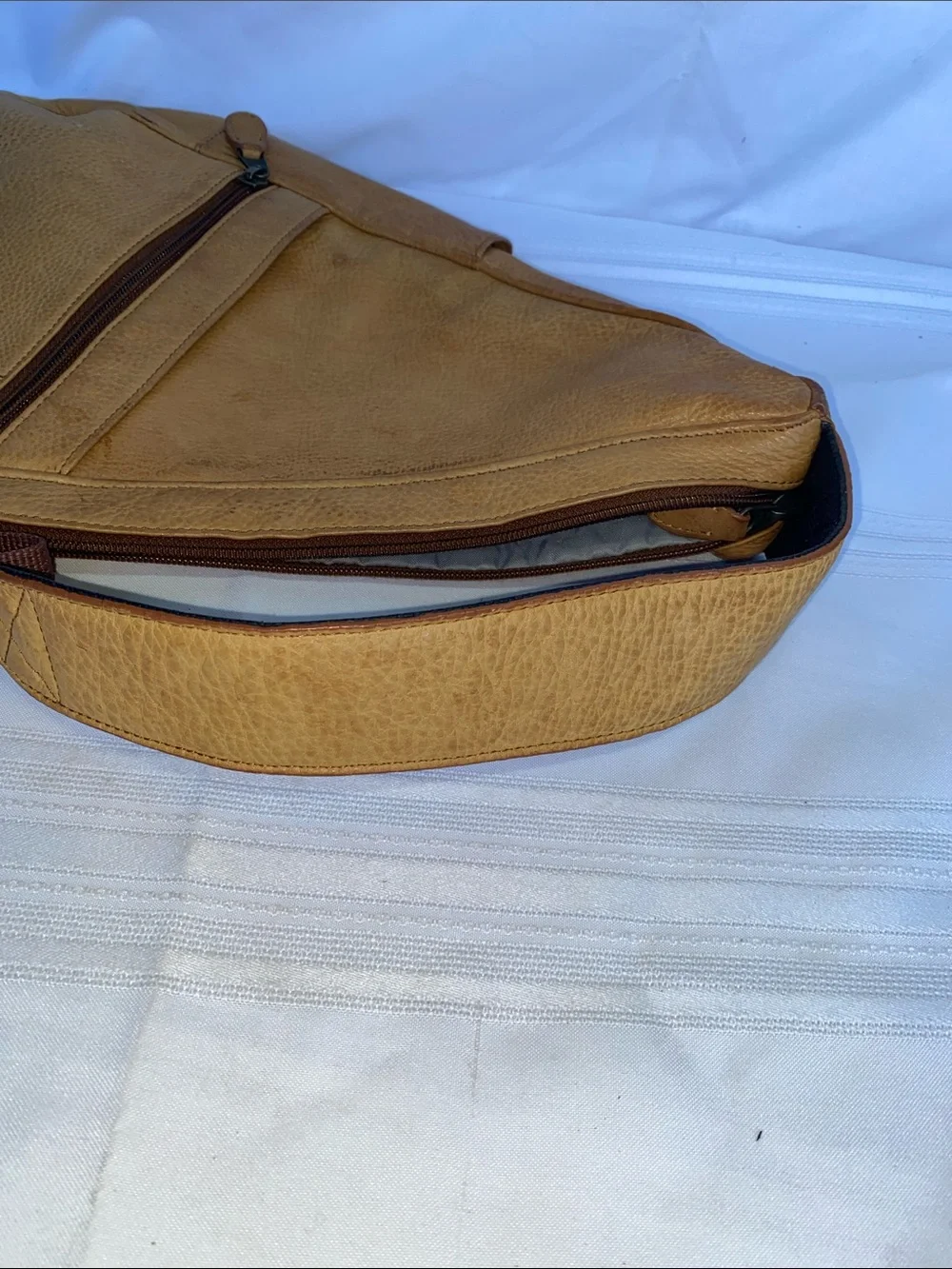 Vintage L.L. Bean Ameribag Healthy Back Tan Leather Sling Messenger Bag